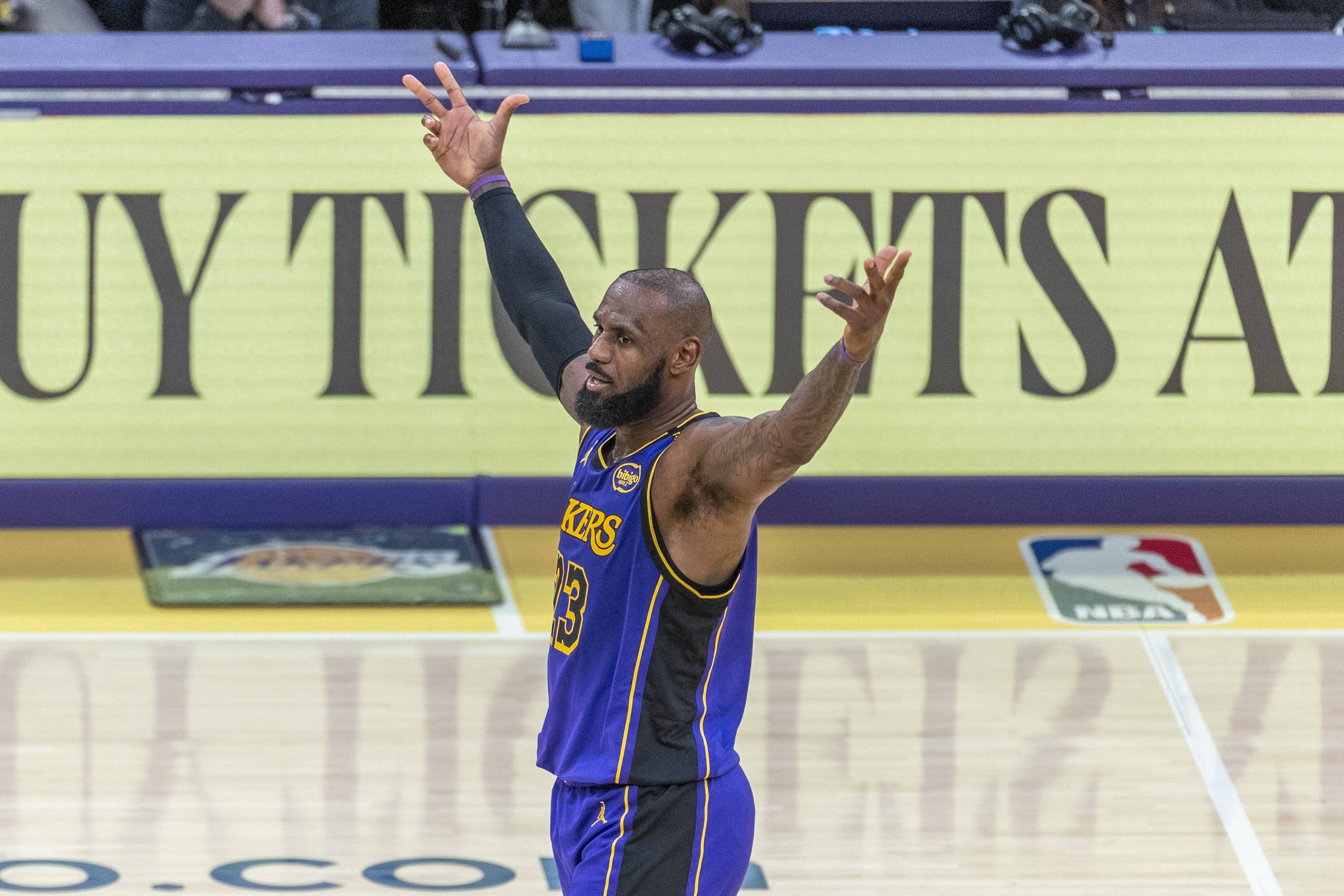 詹姆斯在独行侠比赛中赛况扑朔迷离，出色防守引发热议！